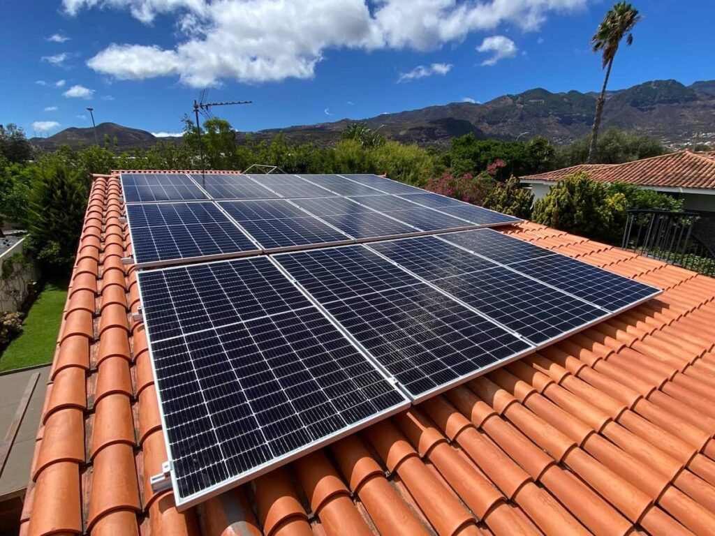 Instalación de placas fotovoltaicas sobre tejado cerámico en Canarias con autoconsumo solar
