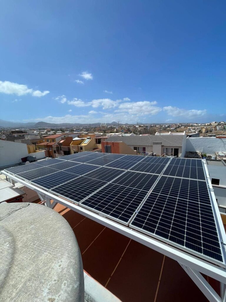 Estructura elevada con paneles fotovoltaicos en terraza urbana en Tenerife