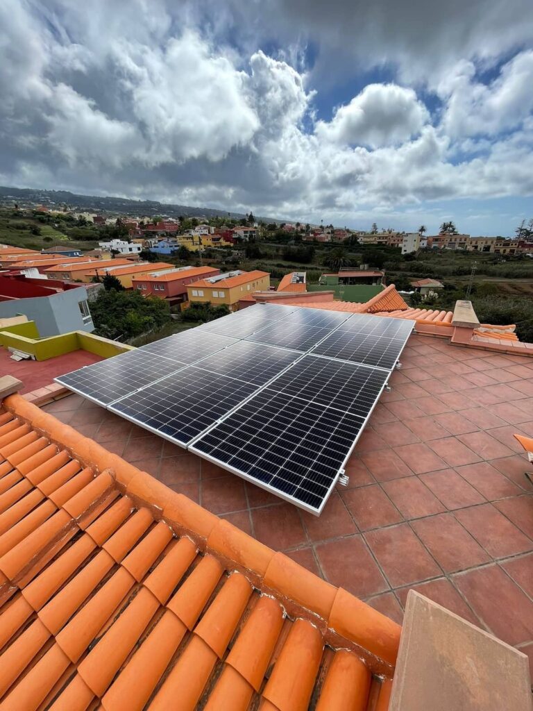 Sistema fotovoltaico residencial en Canarias con paneles solares orientados al sur