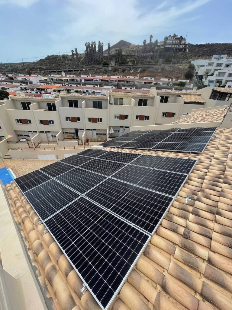 Instalación de placas solares en tejado inclinado de vivienda en Canarias