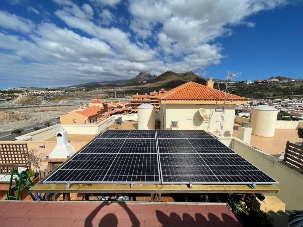 Paneles solares en terraza residencial con vista al paisaje volcánico de Tenerife