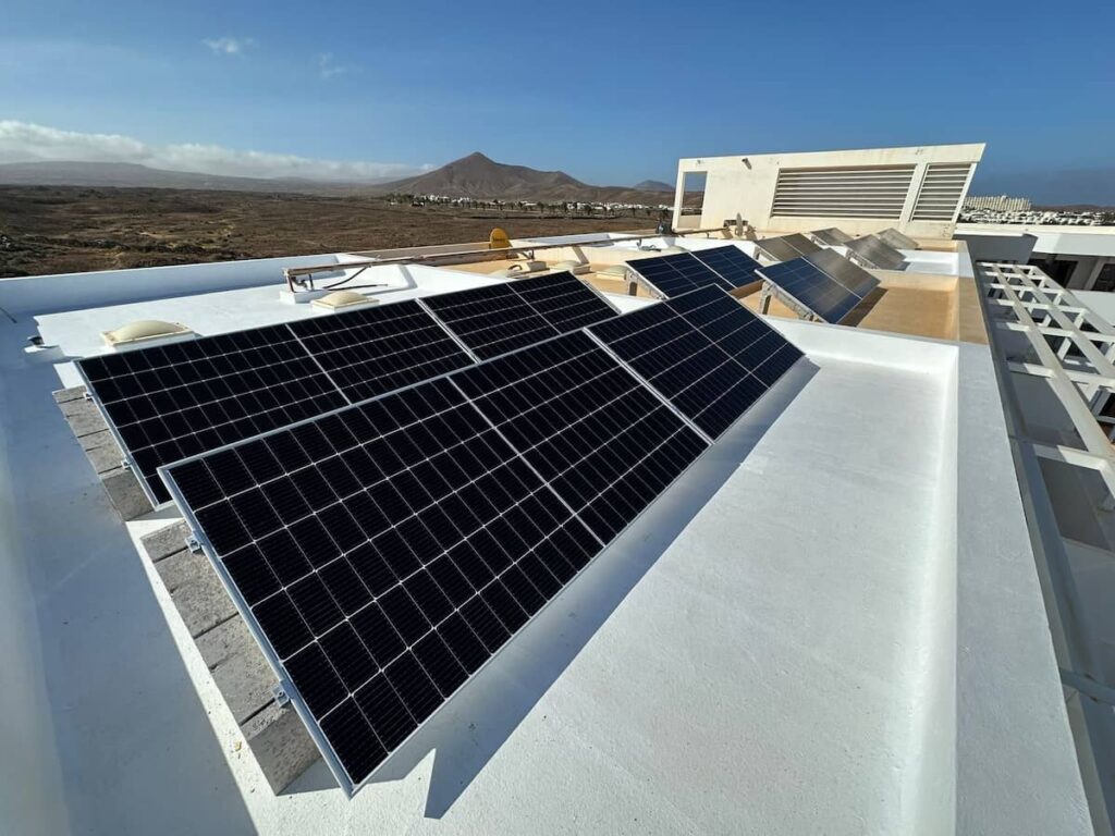 Instalación de paneles solares en cubierta plana realizada por instaladores fotovoltaicos