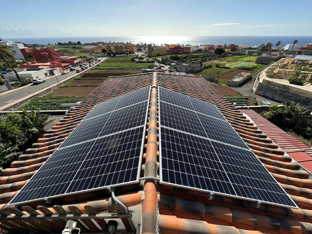 Placas solares en tejado con vistas al mar para instalación solar de autoconsumo