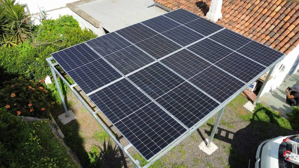 Estructura elevada con placas solares fotovoltaicas en vivienda unifamiliar en Canarias