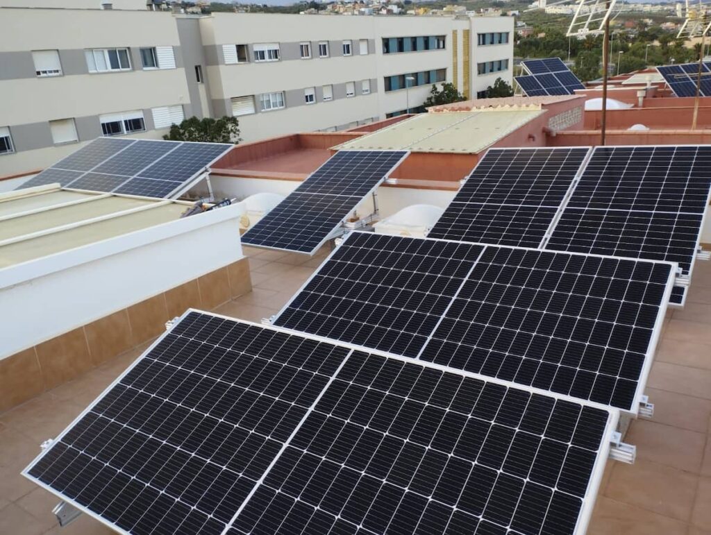 Instalaciones fotovoltaicas en edificio residencial con paneles solares inclinados