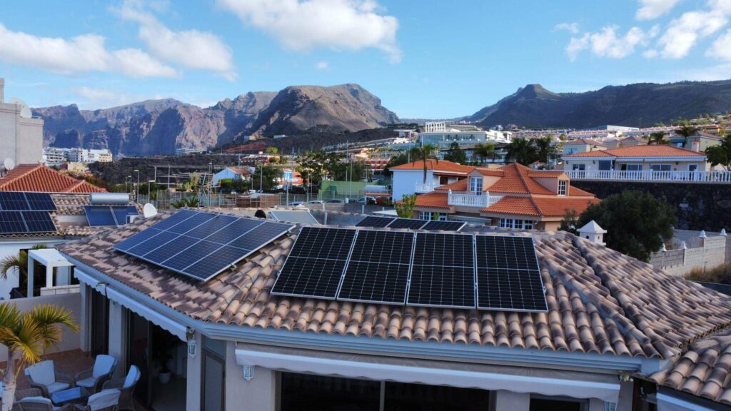 Placas solares en vivienda unifamiliar en Tenerife con sistema fotovoltaico en cubierta