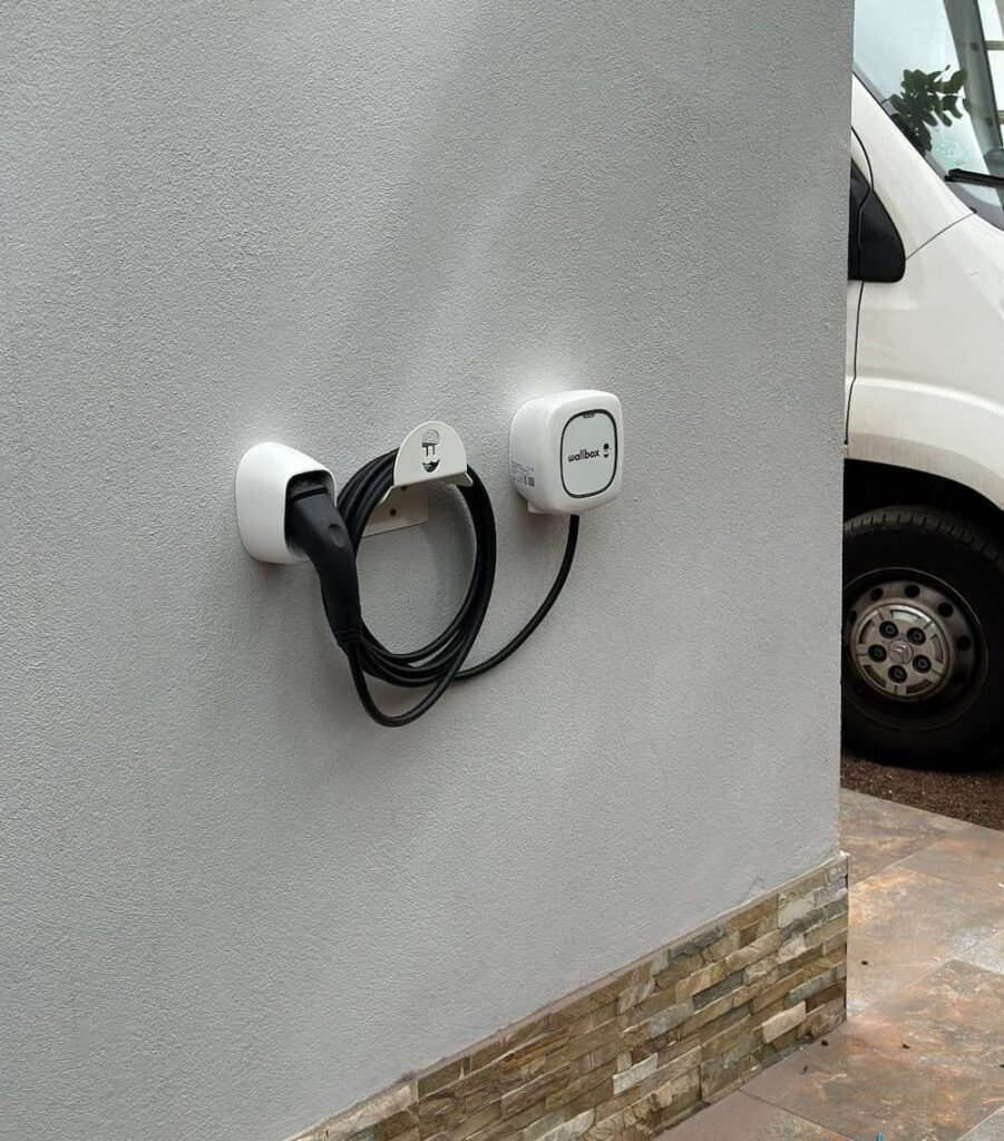 Instalación de punto de recarga para coche eléctrico en pared exterior de vivienda