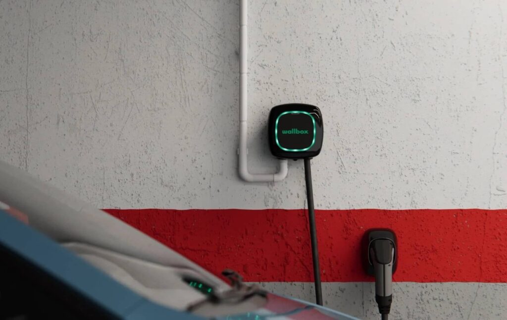 Wallbox para coche eléctrico instalado en aparcamiento comunitario en Canarias
