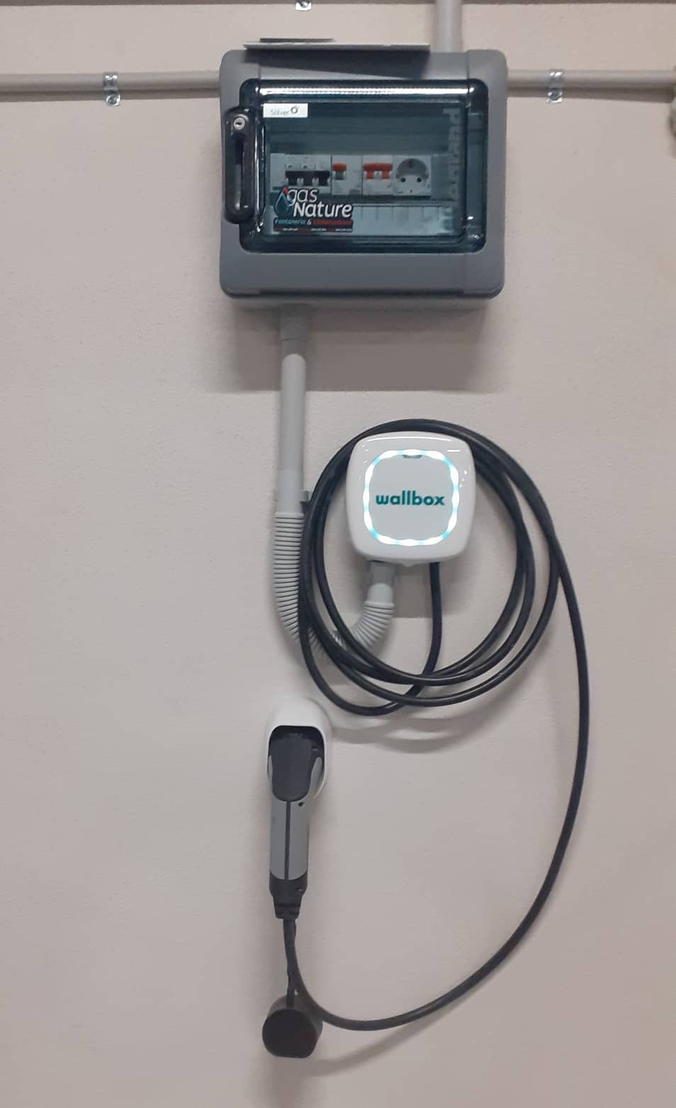 Instalación de punto de recarga Wallbox para coche eléctrico en vivienda en Tenerife