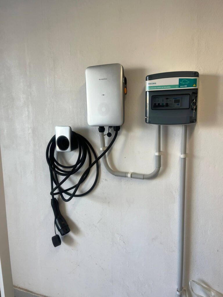 Sistema de cargador para vehículo eléctrico con cuadro eléctrico instalado en garaje